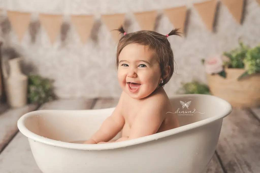 Galería 10 Sesión de baño posterior al smash cake. Fotos divertidas en bañera para bebés.