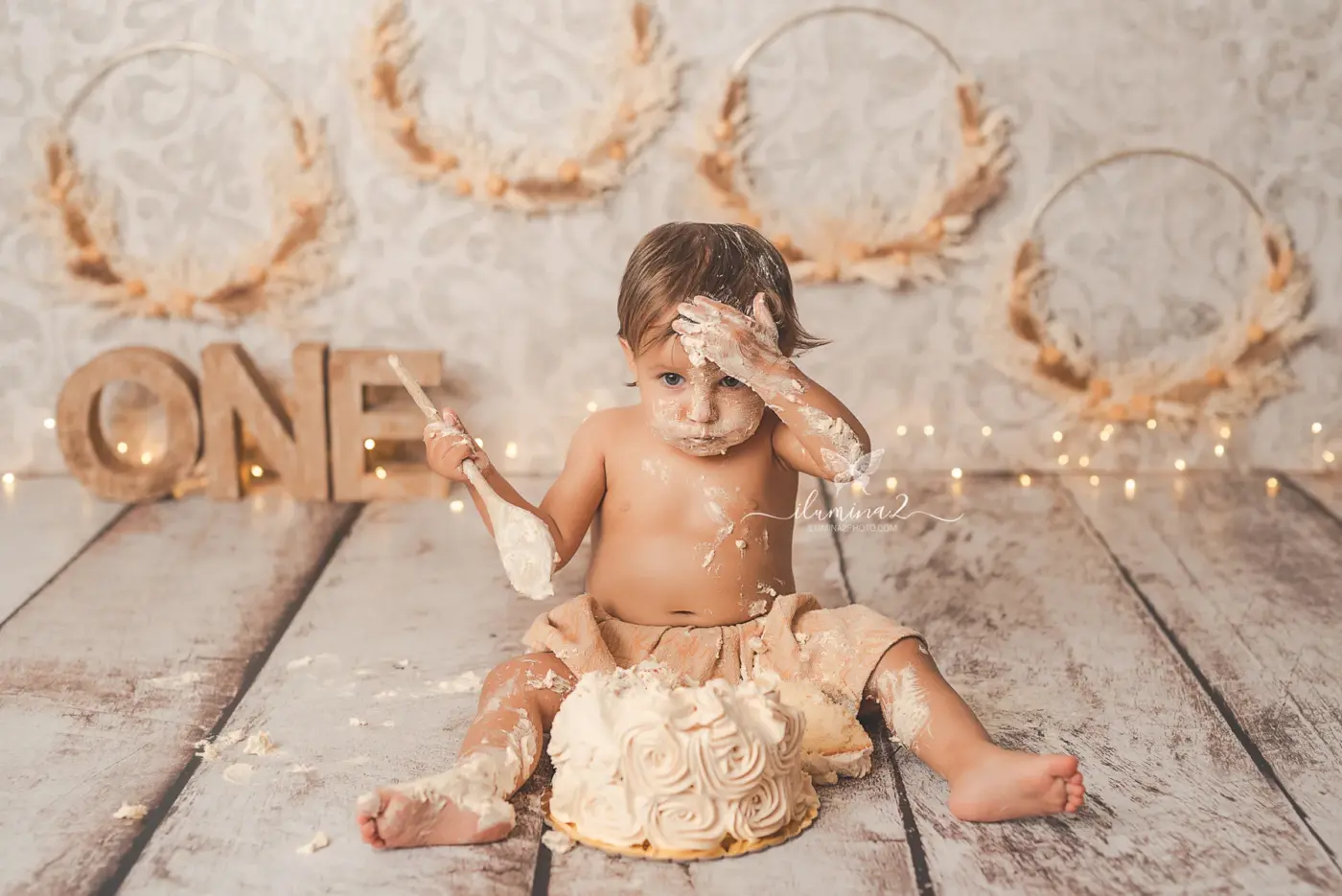 ¿Qué pasa si mi bebé no quiere tocar la tarta en una sesión Smash Cake? 2 Bebé sentado junto a la tarta en una sesión Smash Cake