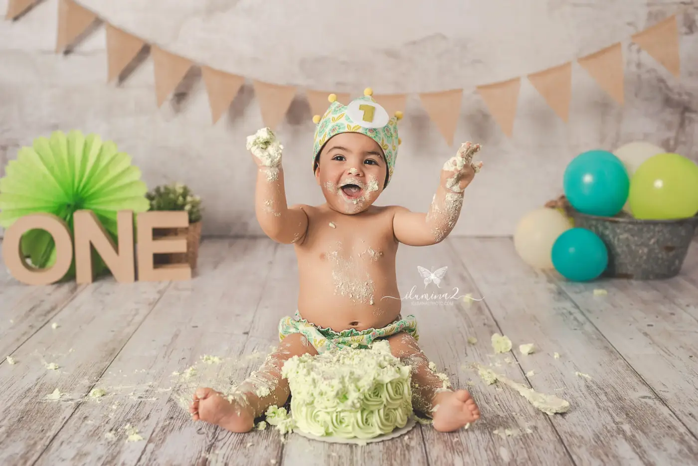 Bebé disfrutando de su sesión Smash Cake en estudio