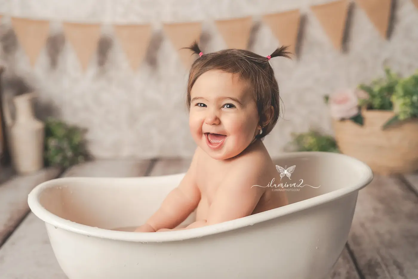 Bebé sonriendo durante el baño final después del Smash Cake