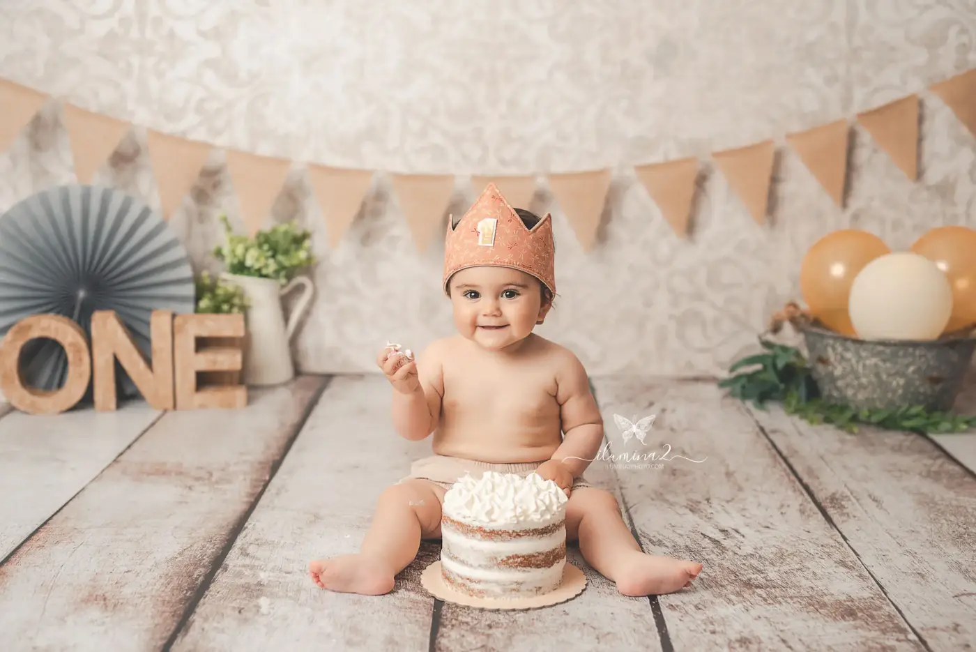 ¿Qué pasa si mi bebé no quiere tocar la tarta en una sesión Smash Cake? 6 Bebé sonriendo en su sesión Smash Cake