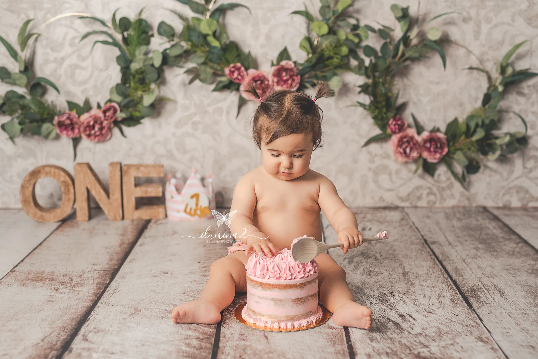 Cuándo hacer una sesión Smash Cake para el primer cumpleaños 2 bebe tocando tarta sesion smash cake ilumina2photo