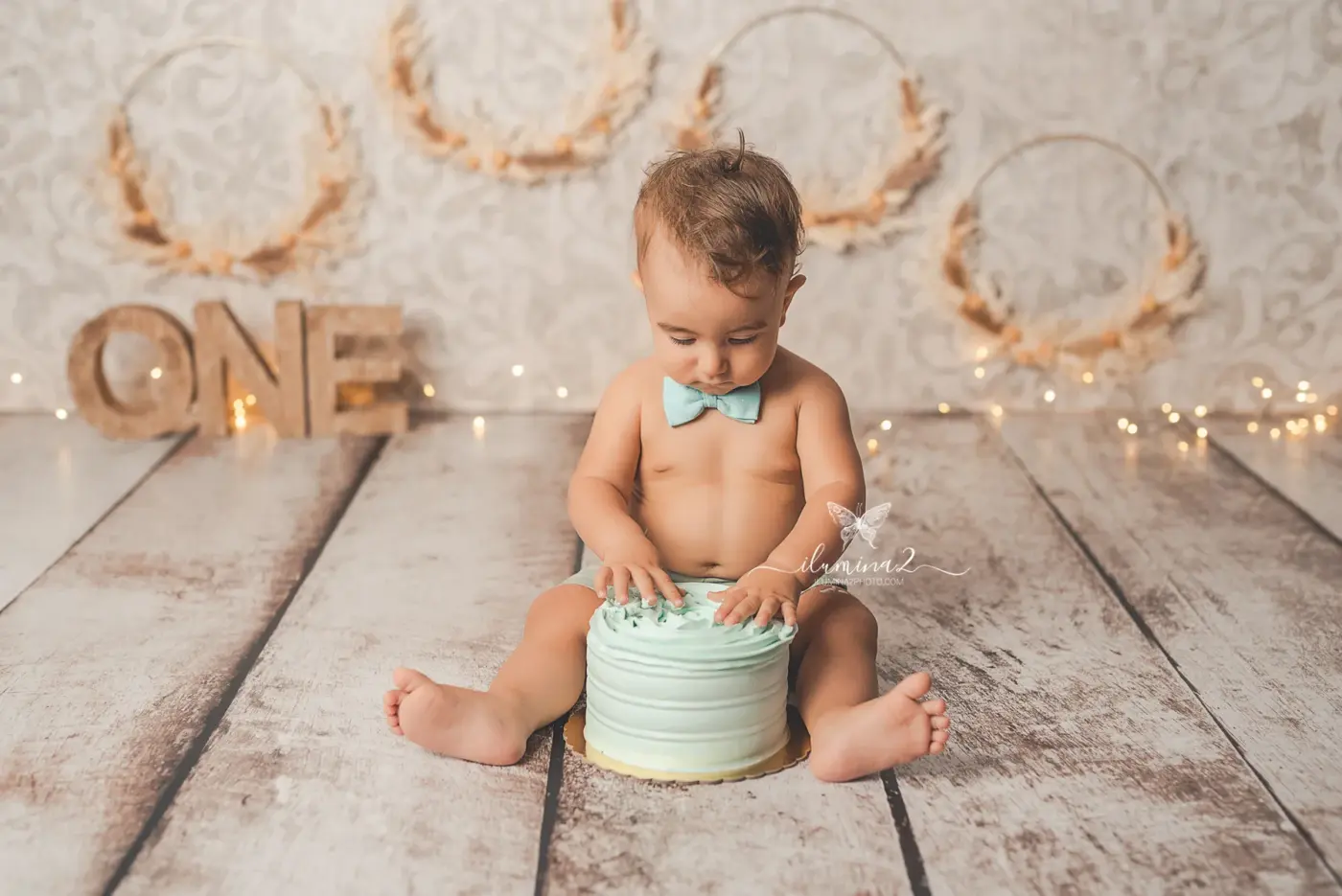 ¿Qué pasa si mi bebé no quiere tocar la tarta en una sesión Smash Cake? 4 Bebé tocando el pastel en su sesión de primer cumple en Barcelona