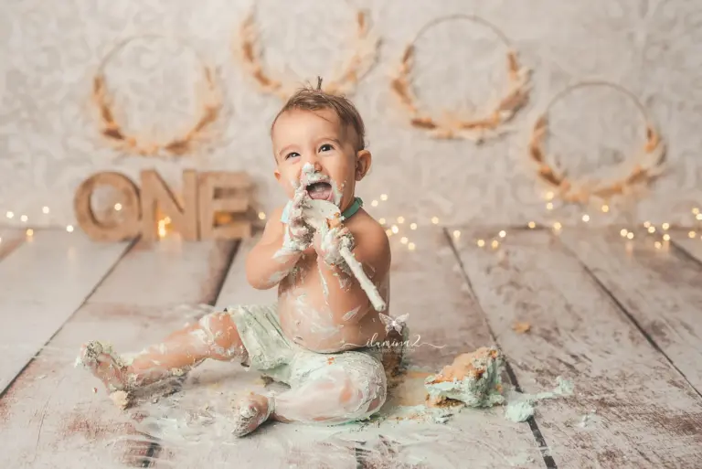 Bebé de 12 meses en una sesión Smash Cake para su primer cumpleaños