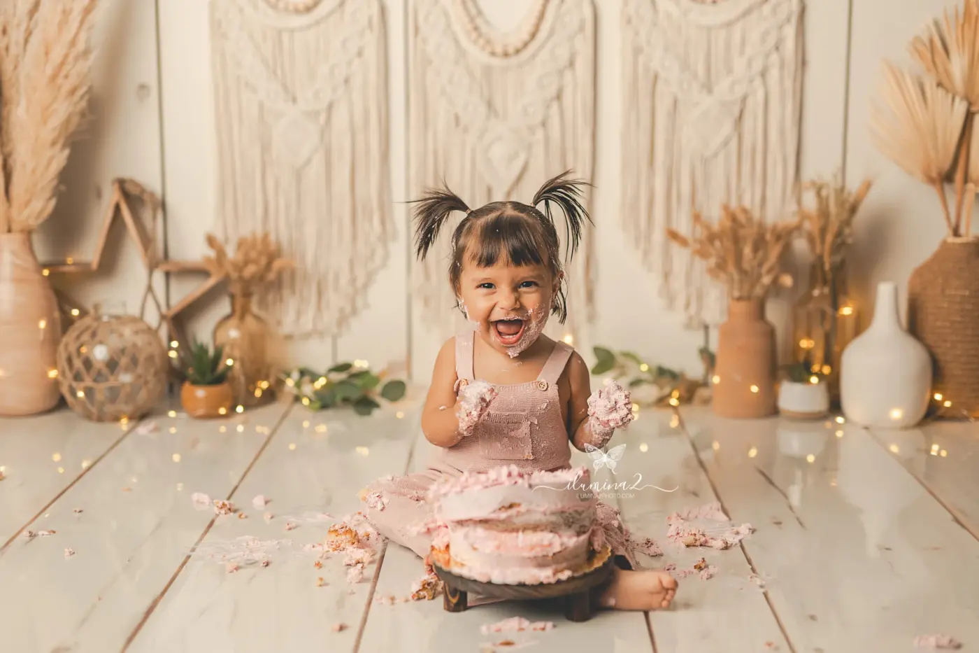Ideas de decorados Smash Cake para el primer cumpleaños 7 Decorado boho cálido para una sesión Smash Cake con luces de fondo
