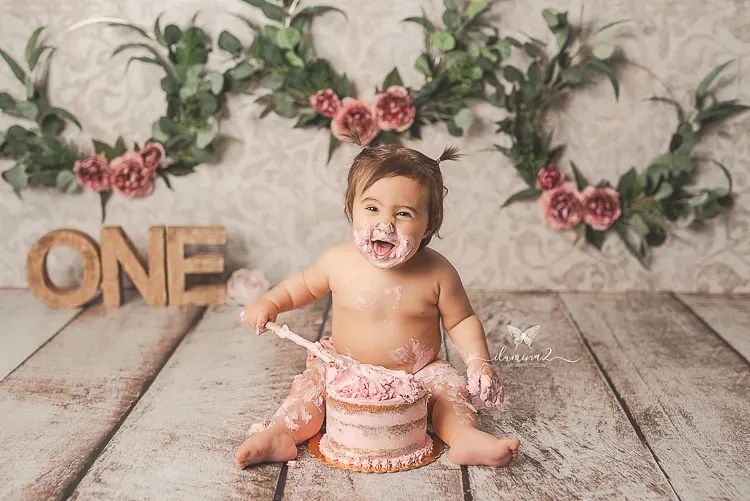 Ideas de decorados Smash Cake para el primer cumpleaños 5 Decorado floral para una sesión Smash Cake de primer cumpleaños