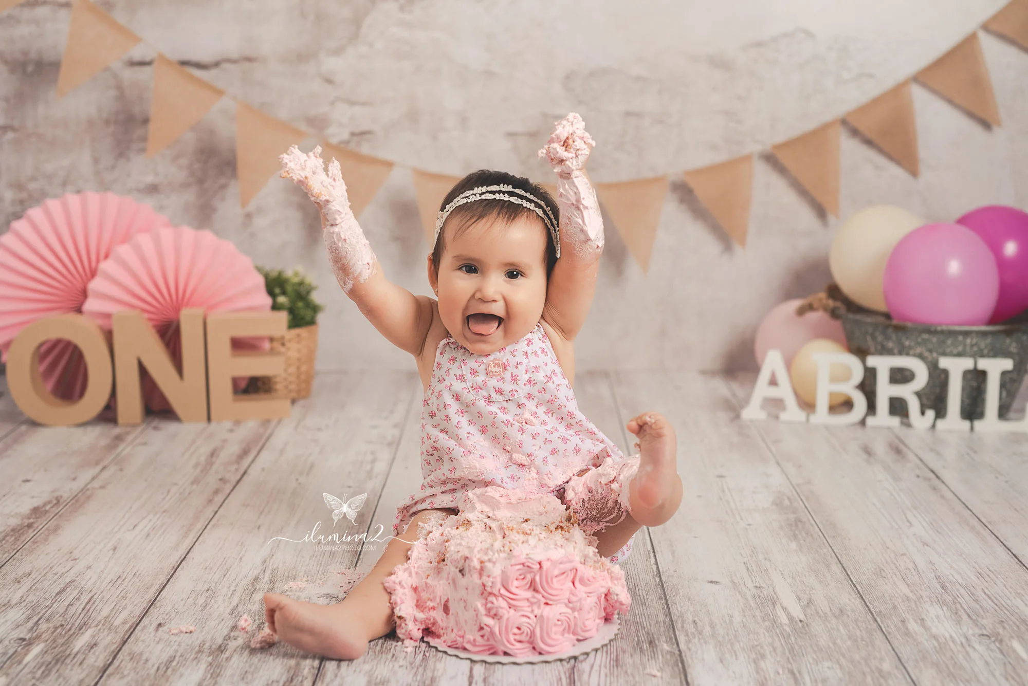 Experiencia cuidada en una sesión Smash Cake para bebés