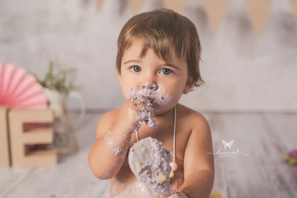 Galería 14 Primer plano de bebé comiendo pastel en su sesión de cumpleaños