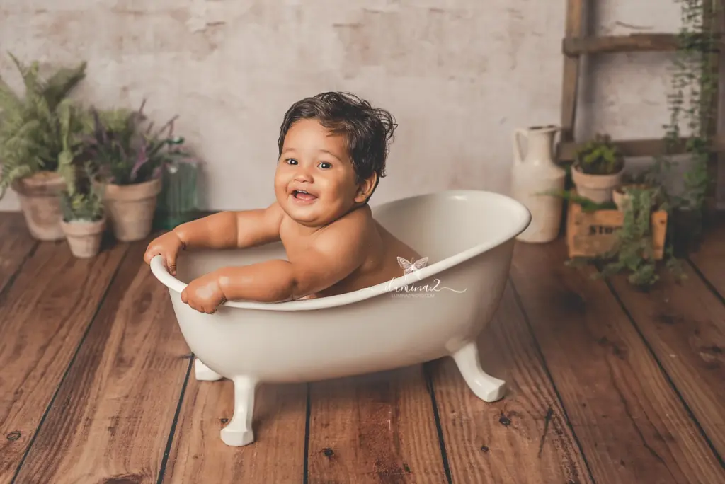 Galería 12 sesión de primer cumpleaños con bañera y agua para jugar