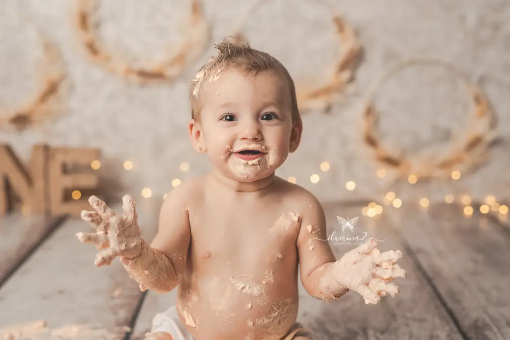 Galería 21 bebé divirtiéndose en su sesión de fotos al cumplir su primer año